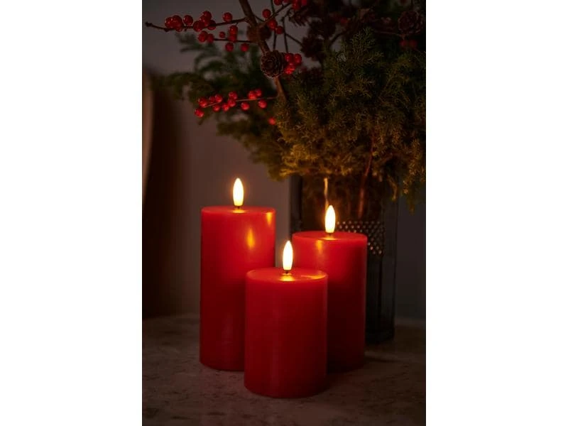 Sirius LED-Kerzen Set Sille Exclusive, Ø 7.5 x 10/12.5/15 cm, Rot 2 Sirius LED-Kerzen Set Sille Exclusive, Ø 7.5 x 10/12.5/15 cm, Rot – Bild 2