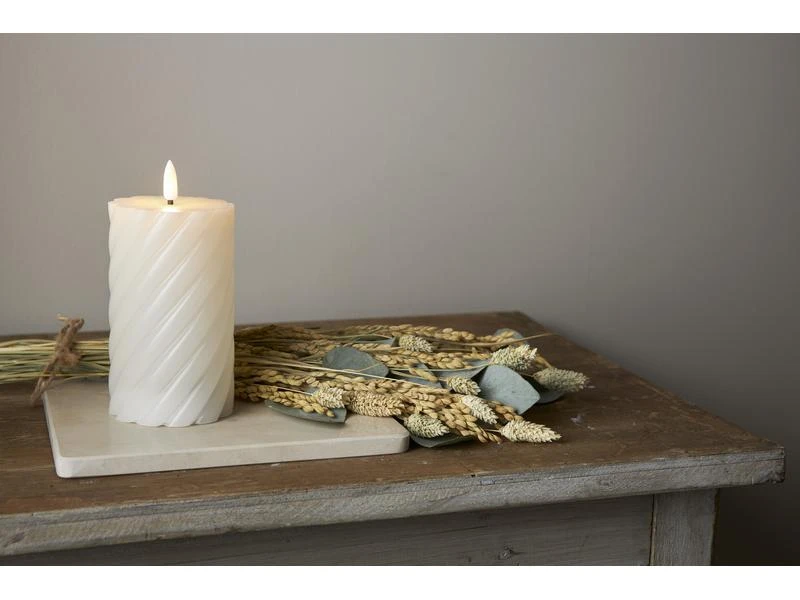 Star Trading LED-Kerze Pillar Flamme Swirl, Ø 7.5 x 15 cm, Weiss 3 Star Trading LED-Kerze Pillar Flamme Swirl, Ø 7.5 x 15 cm, Weiss – Bild 3