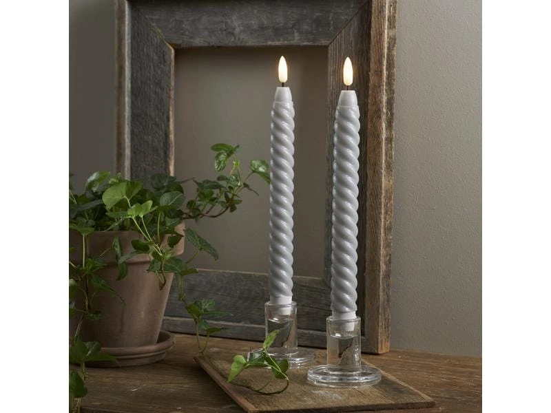 Star Trading LED-Stabkerzen Set Flamme Swirl, Ø 2.3 x 25 cm, Grau, 2 Stk 2 Star Trading LED-Stabkerzen Set Flamme Swirl, Ø 2.3 x 25 cm, Grau, 2 Stk – Bild 2