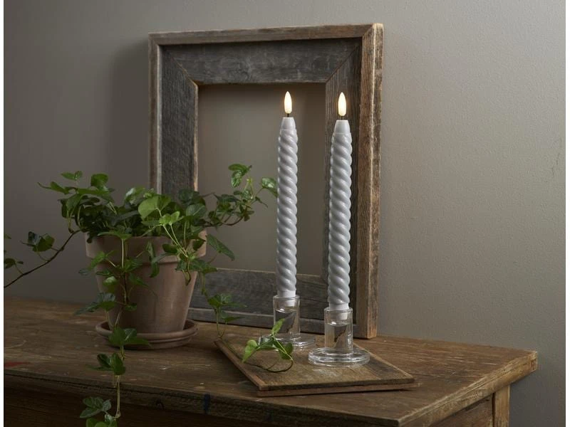 Star Trading LED-Stabkerzen Set Flamme Swirl, Ø 2.3 x 25 cm, Grau, 2 Stk 3 Star Trading LED-Stabkerzen Set Flamme Swirl, Ø 2.3 x 25 cm, Grau, 2 Stk – Bild 3